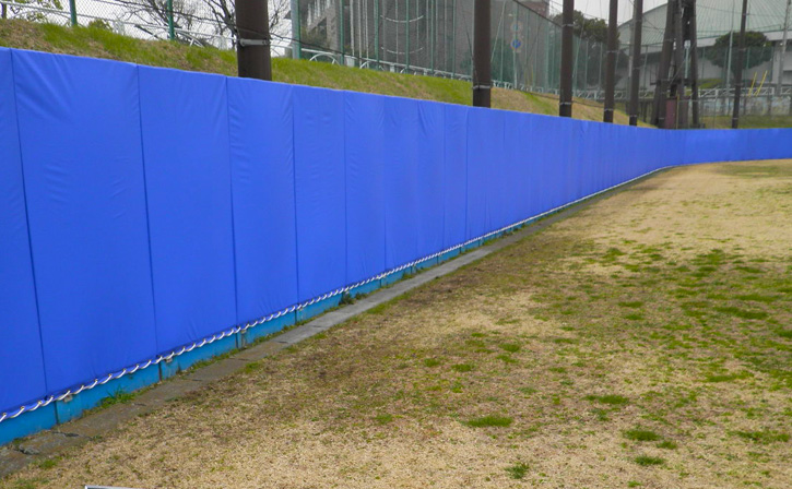 野球場壁面の壁保護マットで衝撃を吸収