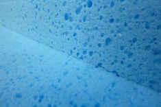 多孔質の洗車用穴あきスポンジ（青色）