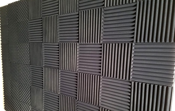 無響室や防音室などの壁に貼って吸音効果を高めるくさび型の"吸音材"を加工しています｜ストライダー社