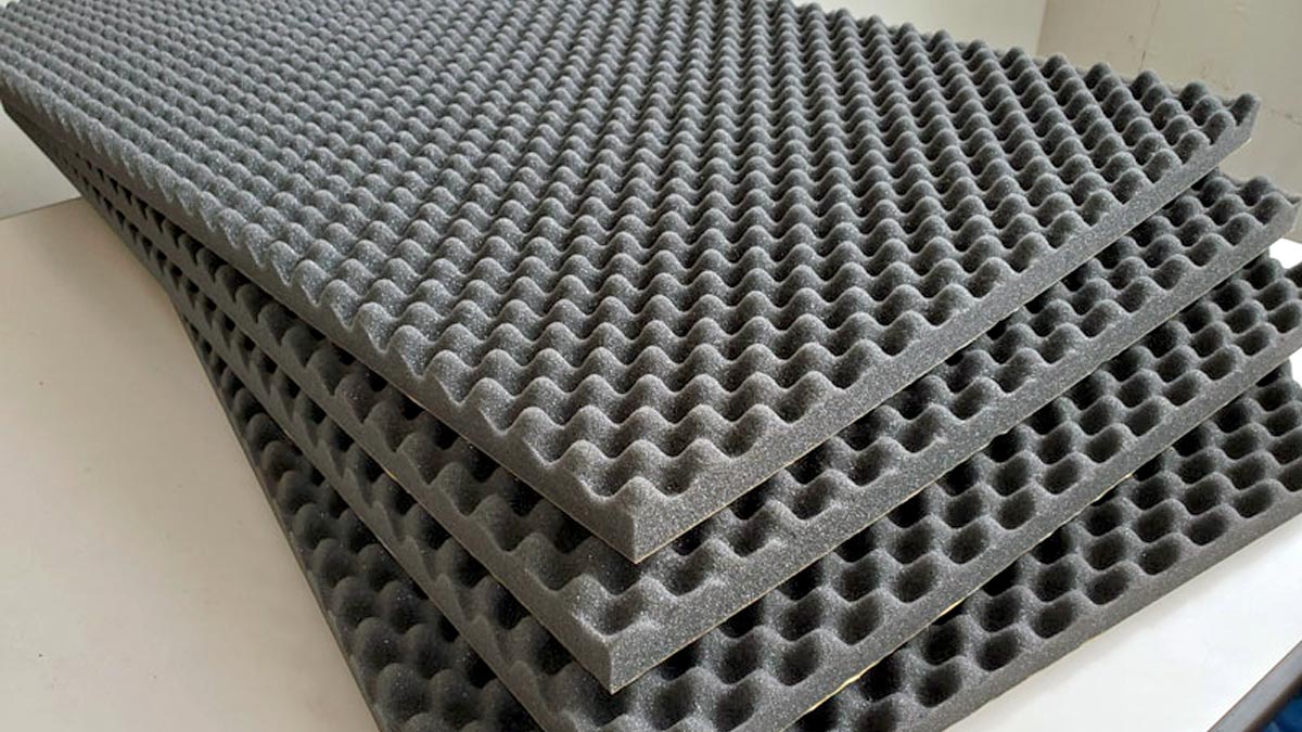 F-2PF_30波型吸音材：軽量で扱いやすく、中〜高周波の反射音を効果的に吸収するウレタンフォーム材。