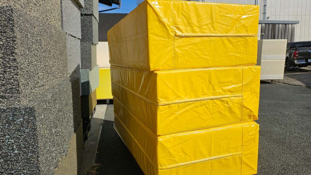 屋外で使用される黄色のターポリンクラッシュパッド