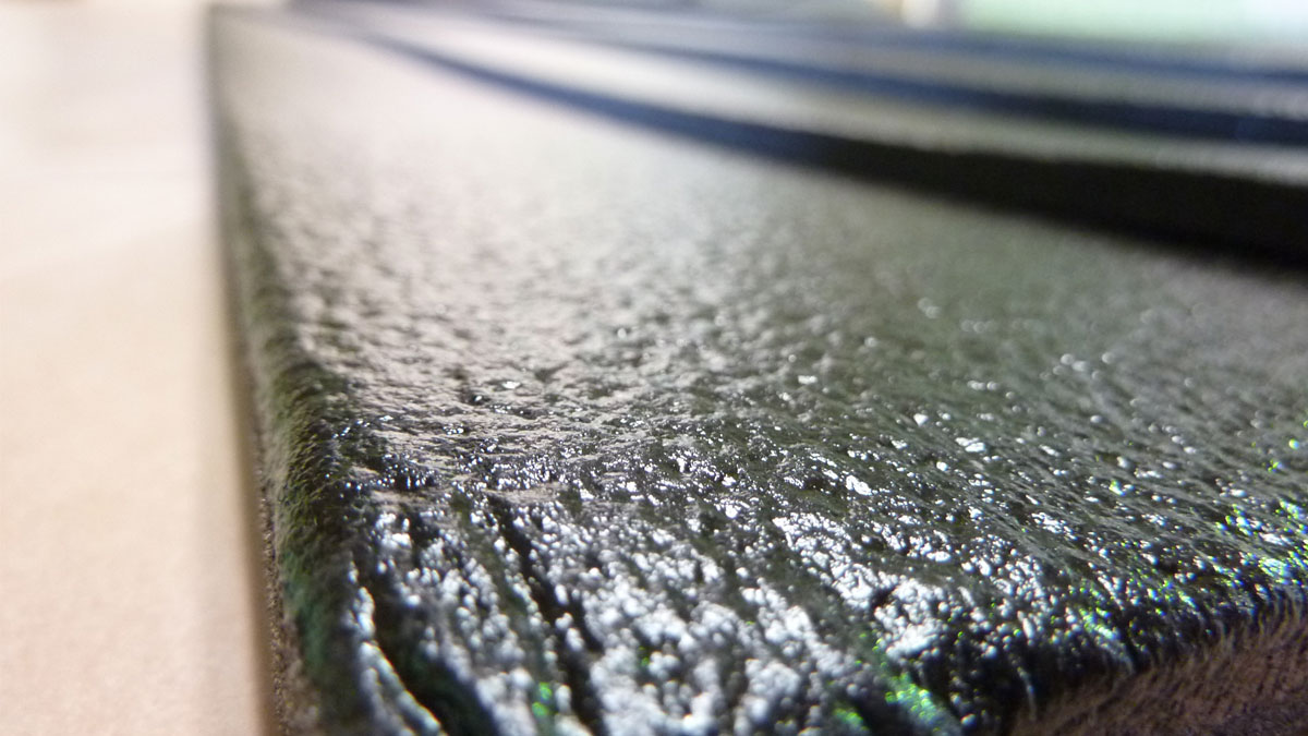 耐候性と撥水撥油性を備えたMS-3メルトーム吸音シートの表面皮膜加工部の拡大写真