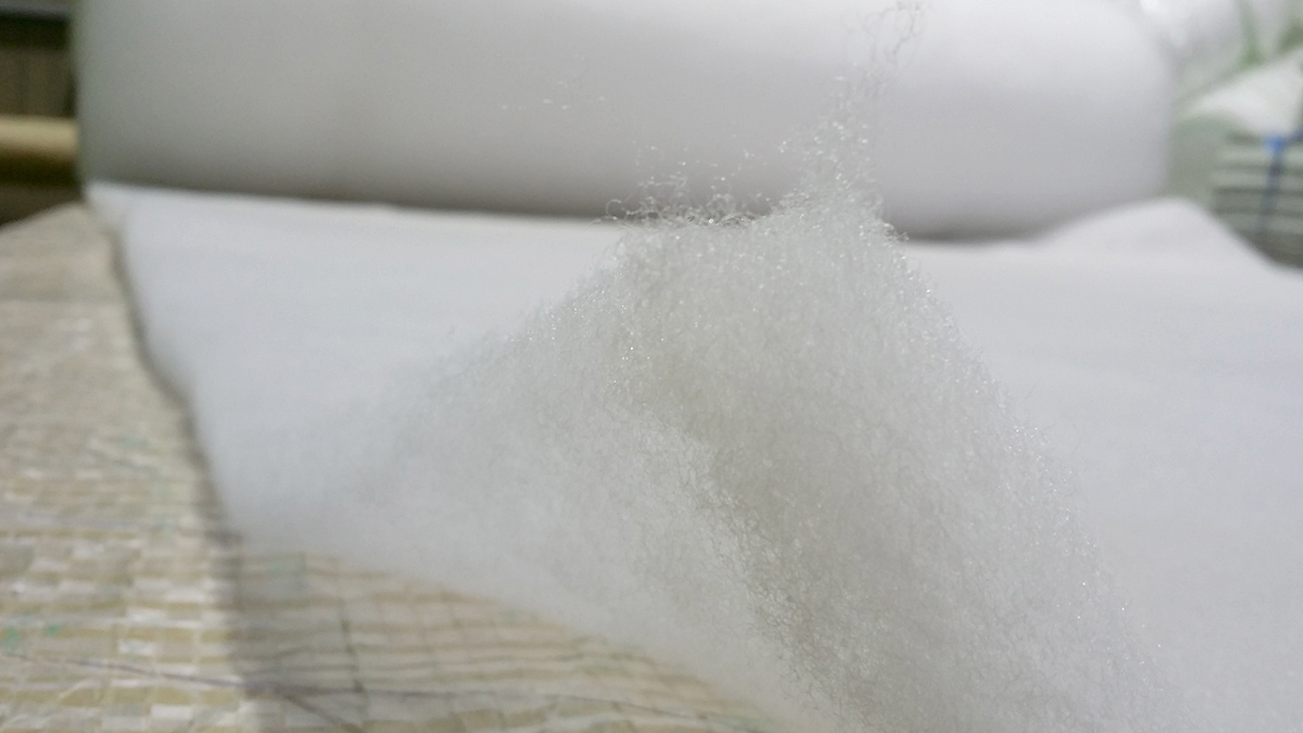 樹脂綿15mm厚1600mm幅30mロールを広げ、素材の質感が分かるように手前を拡大した写真