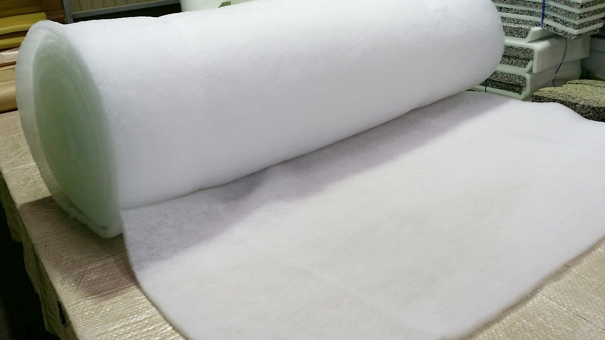 テーブルの上に置いた樹脂綿15mm厚を斜め上から撮影した写真