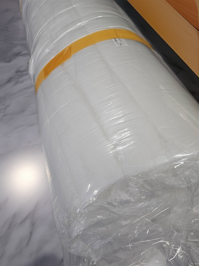 30m巻きの樹脂綿ロールを袋で圧縮梱包した状態の写真