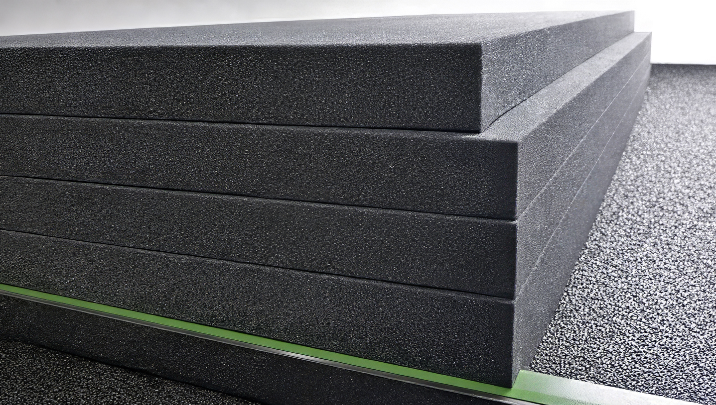 F-2ウレタン原反をスライスカッターで指定厚みに加工している様子