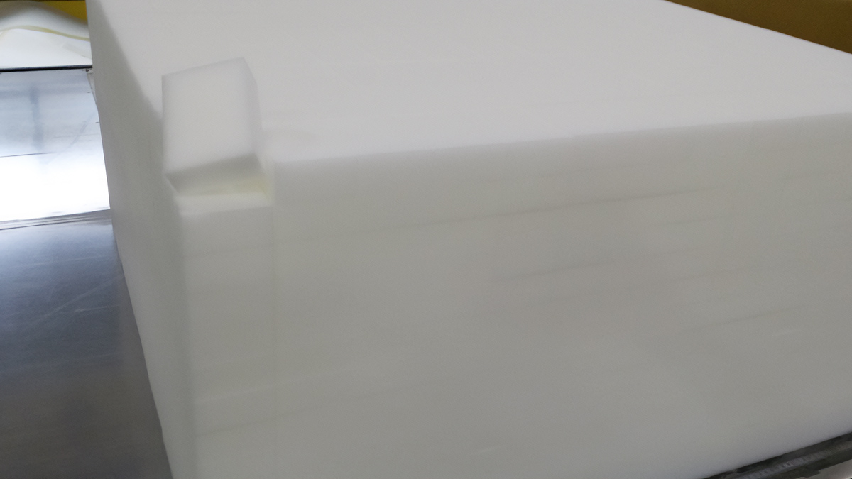 マラソンやトライアスロン大会の給水所で使用される白いポリウレタンフォーム製の給水スポンジ、約4cm×7cm×10cmサイズにカットされた長方形のスポンジが複数積み重なって配置されている商品写真