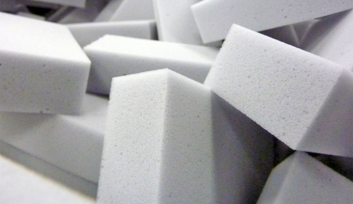 カット加工された薄グレーのメラミンフォームブロック。定尺材を指定寸法に切断した加工例