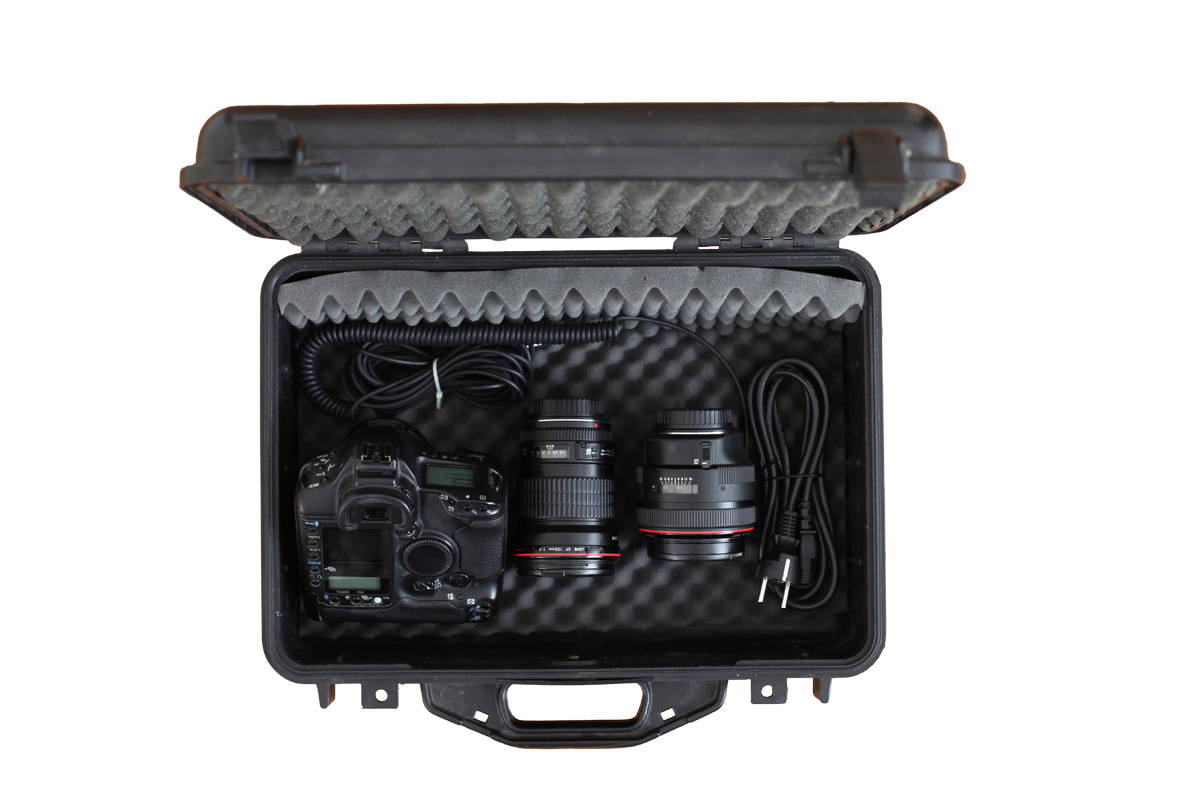 カメラ機材など、絶対に壊したくない精密機器の輸送・保管に最適なケース内緩衝材の使用例。
ハードケース内部に波型プロファイルスポンジを設置し、機器全体に均等に圧力を分散させることで衝撃を吸収します。
精密機器・測定器・電子機器などの安全な保管・輸送用途に適しています。 ハードケース内に波型プロファイルスポンジを設置し、カメラ機材を保護している使用例