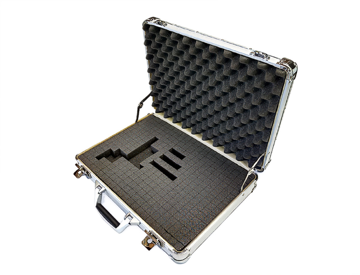 ケース内部の寸法に合わせてジャストサイズで製作したカスタム緩衝材の事例。
お気に入りのケースに合わせ、大切な商品や機器をしっかり保護します。
量産用途にも対応可能で、CADデータをご支給いただければ刃型を製作し、プレス抜き加工による安定した仕上がりでの製作も可能です。
試作から量産まで幅広く対応いたします。 ケース形状に合わせてジャストサイズにカットされたカスタム緩衝材の加工例