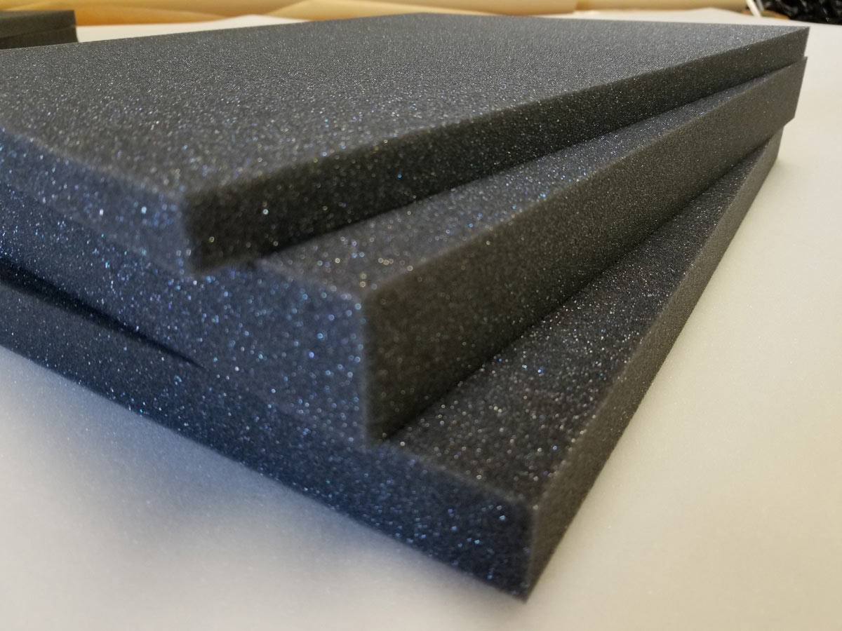 ケース内緩衝材として使用される平板スポンジ。
販売単位は500mm×2000mmの大判サイズで、厚みは10mmからご希望の寸法に対応可能です。
波型プロファイルスポンジ(30mm・50mm厚)と組み合わせて接着加工することで、用途に合わせた厚み調整も可能です。
DIY用途からオーダーメイド加工まで幅広く対応いたします。 ケース緩衝材用の平板スポンジ(500×2000mm大判サイズ・厚み10mm以上対応)