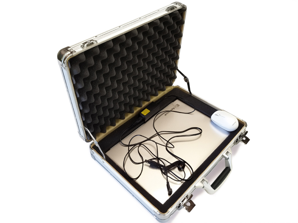 大切なノートパソコンを保護するために、ケース内部へ波型プロファイルウレタンともぎ取り式ブロックスポンジを組み合わせた事例。
収納物に合わせて内部形状を調整できるため、振動や衝撃から機器をしっかり守ります。
カメラ機材、ドローン、医療機器、精密測定器、アウトドアツールなど、絶対に壊したくない機器の輸送・保管用途に最適です。 ノートパソコン保護用ケースに波型プロファイルウレタンともぎ取り式ブロックスポンジを設置した事例