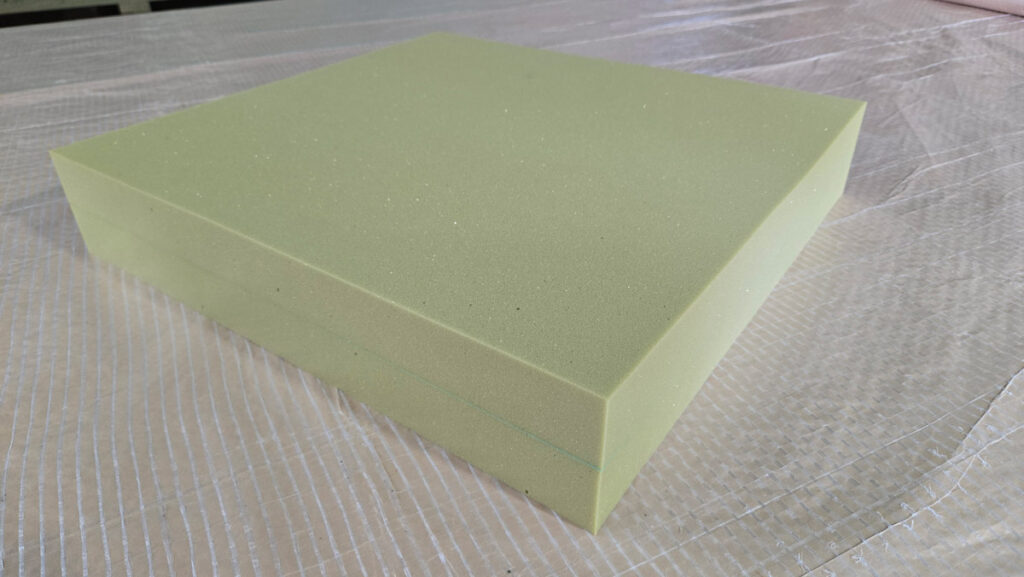 ゲーミングチェア座面交換用として加工した若草色の高反発ウレタンフォーム