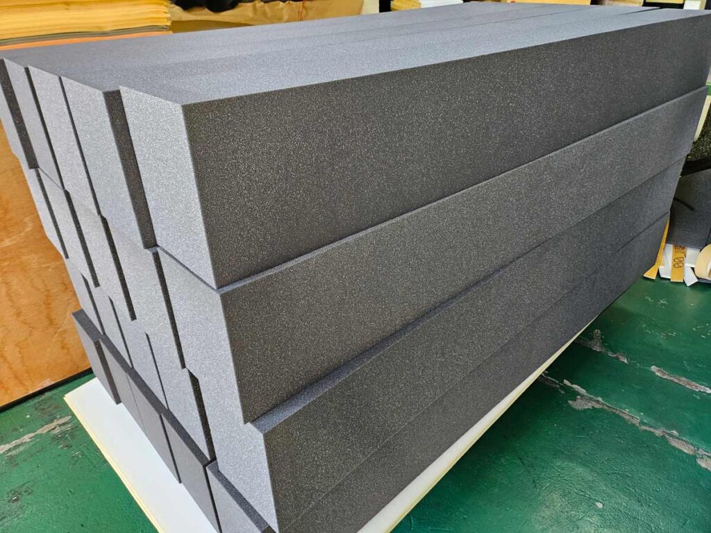 トンネルや建設現場の泥水対策用に加工した長尺のグレースポンジ